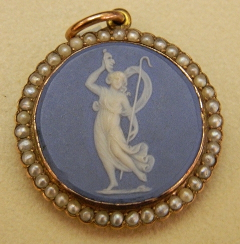 wedgewood cameo pearl pendant